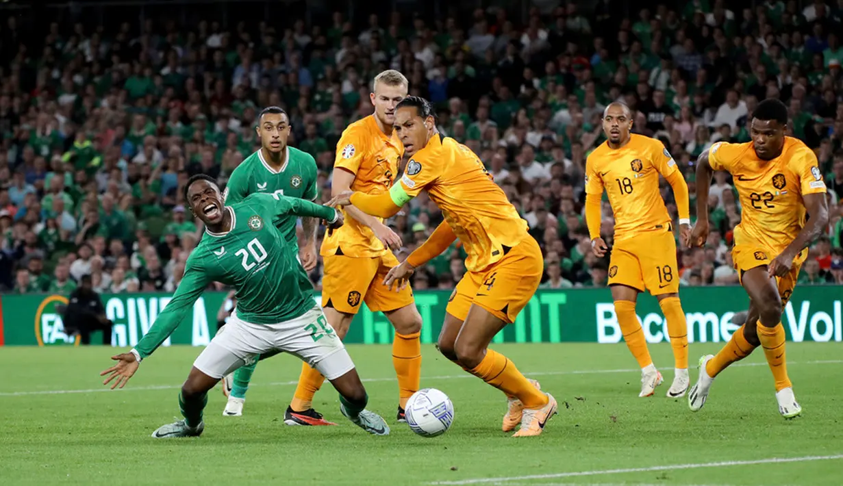 Laga baru tiga menit, Irlandia membuka peluang setelah memperoleh penalti saat bola menyentuh tangan Virgil van Dijk di kotak terlarang. Adam Idah yang jadi eksekutor mampu menjalankan tugasnya dengan baik sehingga tuan rumah unggul 1-0. (Donall Farmer/PA via AP)