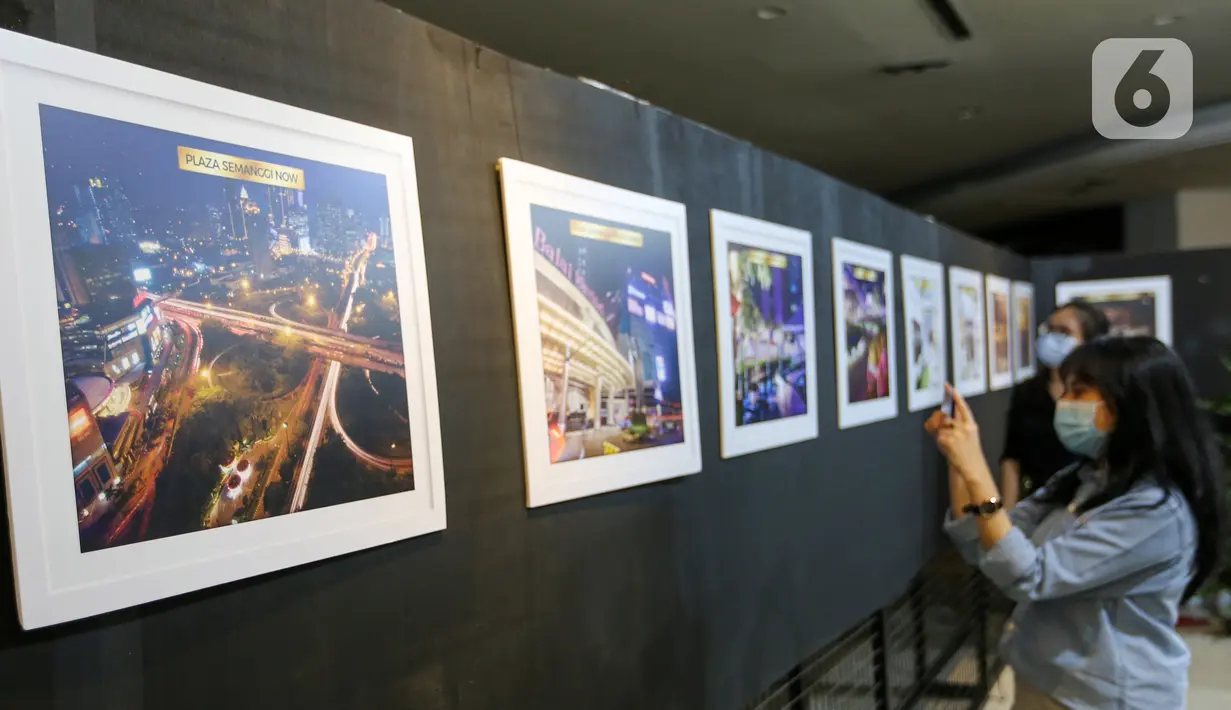 Pengunjung melihat pameran foto di Plaza Semanggi, Jakarta, Senin (15/03/2021). Pameran 50 karya foto dalam rangka memeriahkan anniversary The Plaza Semanggi yang ke 17 mengusung tema Mengenang Kejayaan Plangi Menuju Kebangkitan di Masa Pandemi. (Liputan6.com/Fery Pradolo)