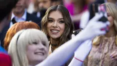 Dalam hal rambut dan riasan, Steinfeld memadukan penampilannya yang mungil dan edgy dengan rambut kusut, eyeshadow smoky, dan bibir merah muda matte. (Photo by Scott Garfitt/Invision/AP)