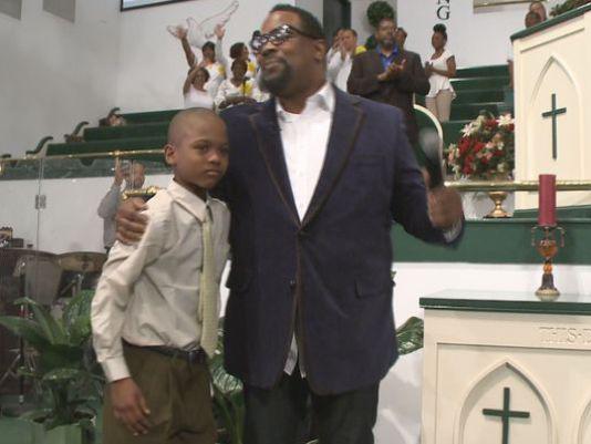 Walker, penulis lagu Every Praise, menemui Willie dan memeluknya karena merasa Tuhan bicara padanya lewat bocah itu |Photo copyright Dailymail.co.uk