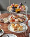 Menampilkan buah-buahan musiman, menu afternoon tea di hotel ini menawarkan rasa dingin yang menyegarkan dengan Yuzu-Pineapple Cheesecake, Foie Gras Tartlet dengan Raspberry dan Rum Raisin Scones dipasangkan dengan koktail teh, mocktail, atau teh khas. (Foto Grand Hyatt)