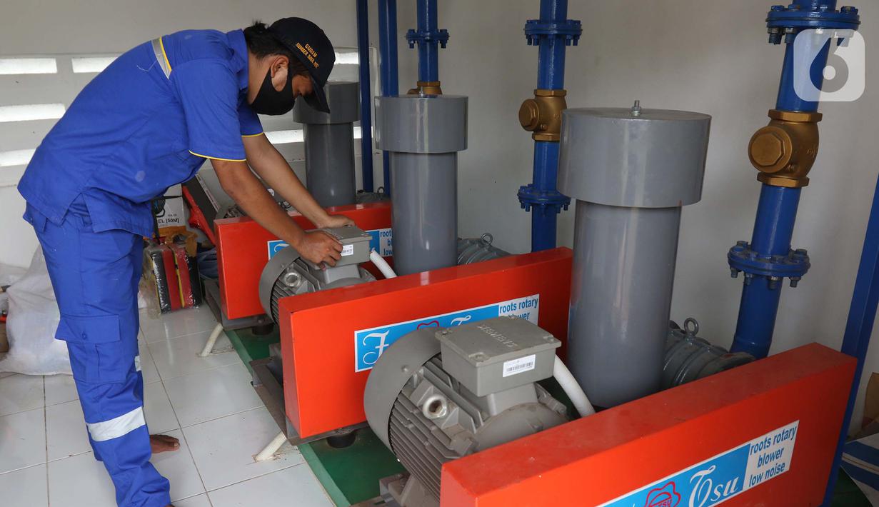 Petugas melakukan pengontrolan di pengolahan air limbah di Jagakarsa, Jakarta, Kamis (19/11/2020). Dinas Sumber Daya Air DKI Jakarta menyiapkan Sistem Pengelolaan Air Limbah Domestik Terpusat (SPALD-T) skala perkotaan dan permukiman. (Liputan6.com/Herman Zakharia)