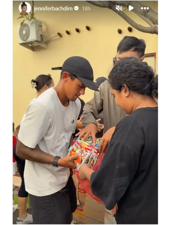 6 Potret Irfan Bachdim dan Jennifer Salurkan Bantuan Logistik Korban Banjir Bali