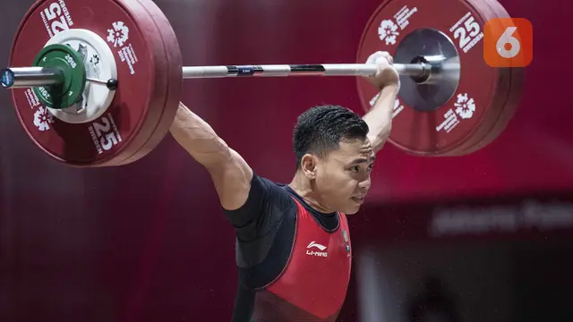 Lifter Indonesia, Eko Yuli Irawan, saat berlaga pada Asian Games di JIExpo, Jakarta, Selasa, (21/8/2018). Eko Yuli berhasil menyumbang medali emas angkat besi putra kelas 62kg. (Bola.com/Peksi Cahyo)