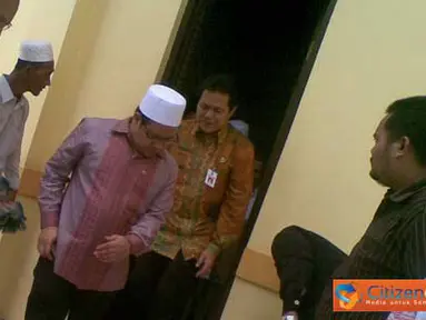 Citizen6, Kalimantan: Muhaimin Iskandar, Menakertrans, usai salat Jumat berjamaah di Masjid Agung Alkaromah, Martapura, Kalimantan Selatan. Tempat ibadah ini sering disinggahi para menteri RI mau pun alim ulama yang berkunjung ke Martapura.