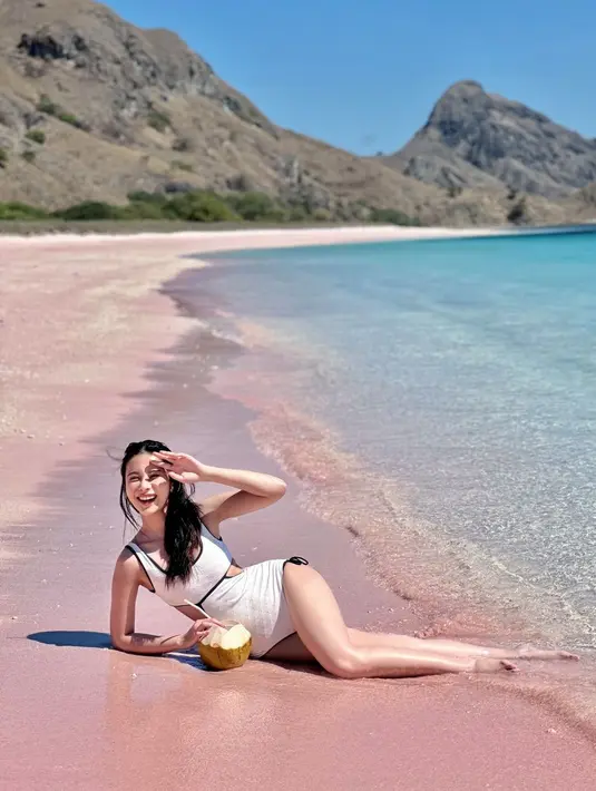 Berjemur di pink beach yang berlokasi di kawasan Labuan Baju atau di Pulau Komodo, Nusa Tenggara Timur, Supassara tampil menawan kenakan swimsuit berwarna putih dengan list hitam. [@supassra_sp].