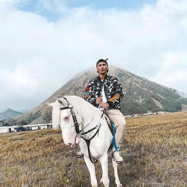 Bak Pasangan, Ini 6 Potret Jessica Iskandar dan Vincent Verhaag Liburan di Bromo