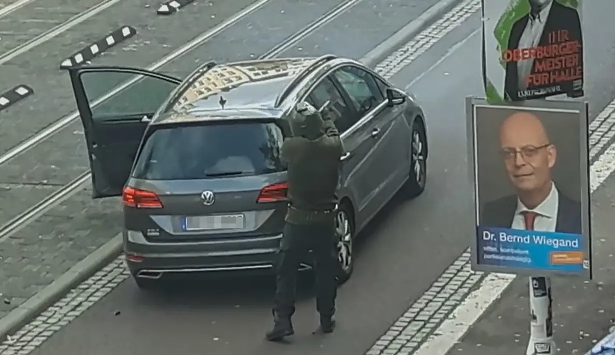 Seorang pria melepaskan tembakan di jalanan Halle an der Saale, Halle, Jerman, Rabu (9/10/2019). Insiden penyerangan terjadi saat perayaan hari raya umat Yahudi, Yom Kippur. (Andreas Splett/ATV-Studio Halle/AFP)