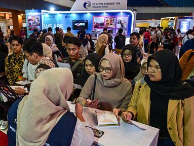 Orang-orang menghadiri bursa kerja yang diselenggarakan oleh Universitas Airlangga di Surabaya pada Selasa 29 April 2025. (Juni KRISWANTO/AFP)