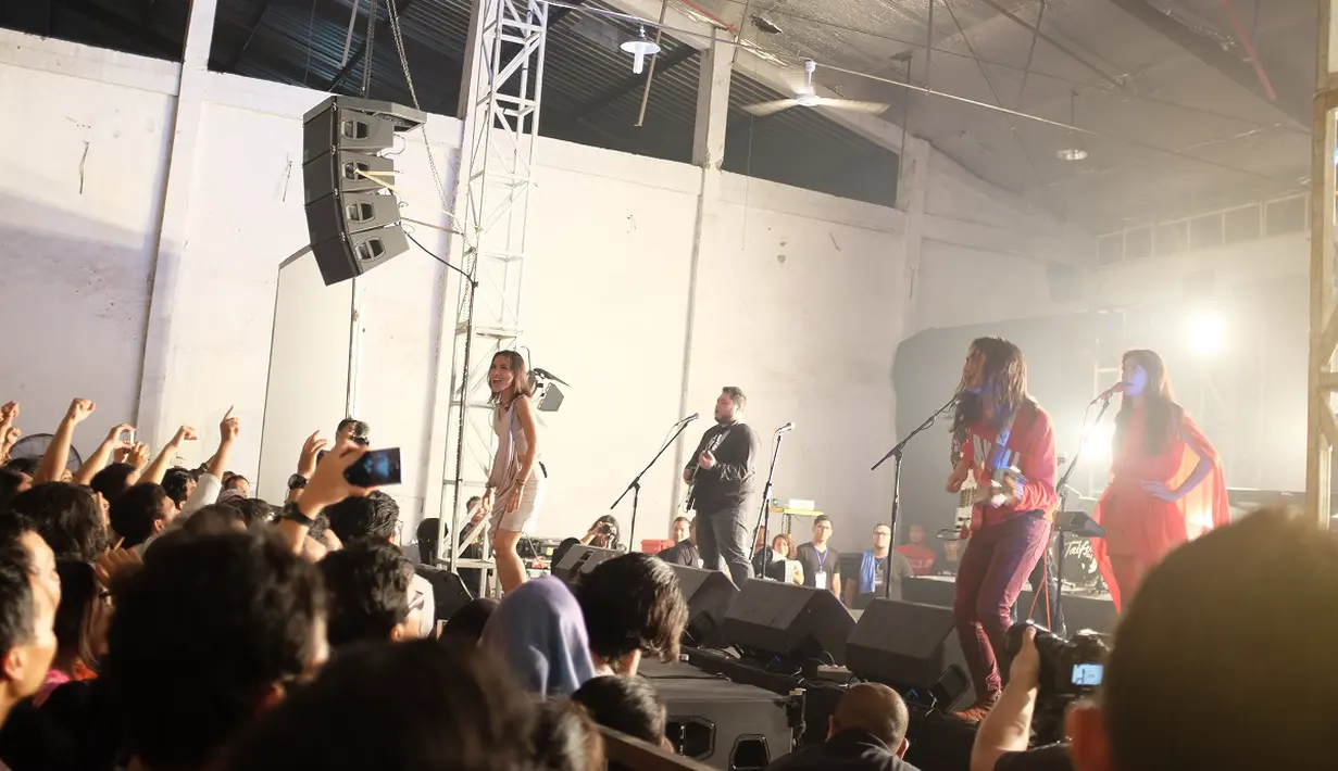 Berbeda dengan konser-konser sebelumnya, Iga Massardi dan kawan-kawan menyuguhkan penampilan yang luar biasa. Selain membawakan sembilan lagu andalannya, ia juga mengenalkan lagu barunya. (Dreses Putranama/Bintang.com)