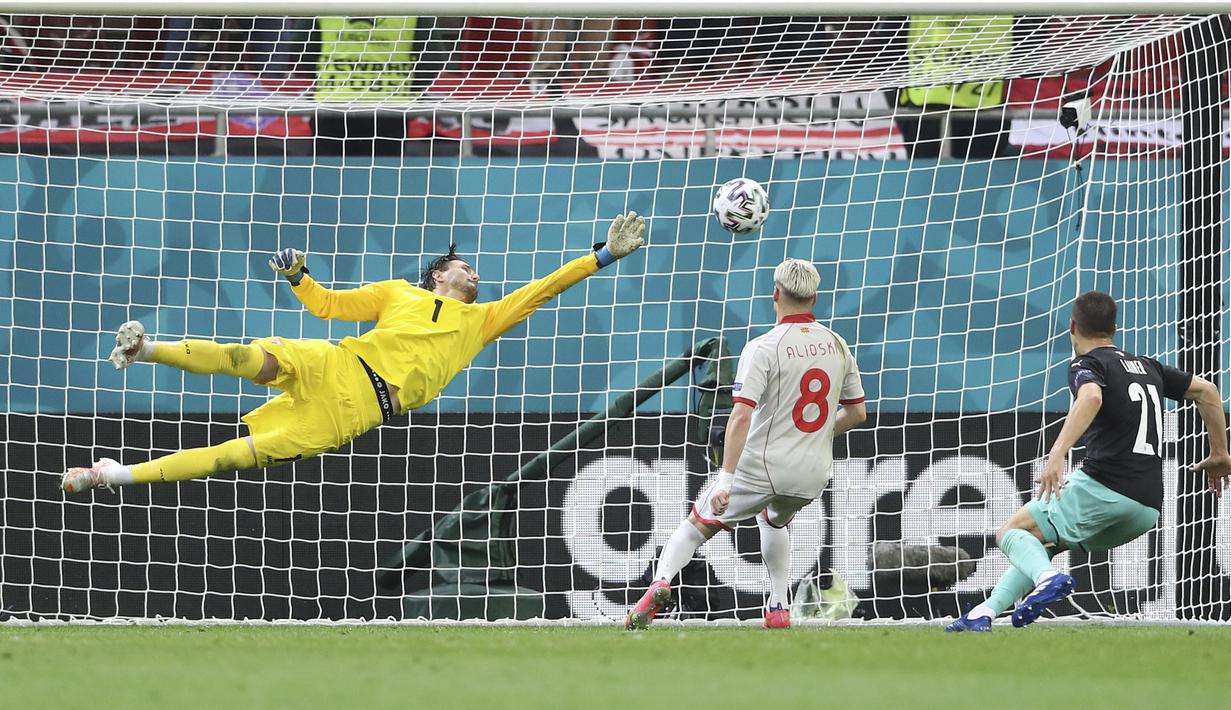 Pada babak kedua, Austria semakin mendominasi dan terus membombardir lini pertahanan Makedonia Utara. Misi mencetak gol kedua tercapai pada menit ke-78 melalui pemain pengganti, Michael Gregoritsch. (Marko Djurica/Pool via AP)