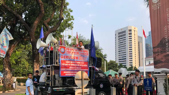 <p>Buruh yang tergabung FSP LEM SPSI dan Federasi Serikat Pekerja Rokok Tembakau Makanan Minuman Serikat Pekerja Seluruh Indonesia menggelar demo di Balai Kota DKI Jakarta, Senin (20/11/2023). Buruh menuntut UMP 2024 DKI Jakarta Rp 5,6 juta. (Tira/Liputan6.com)</p>