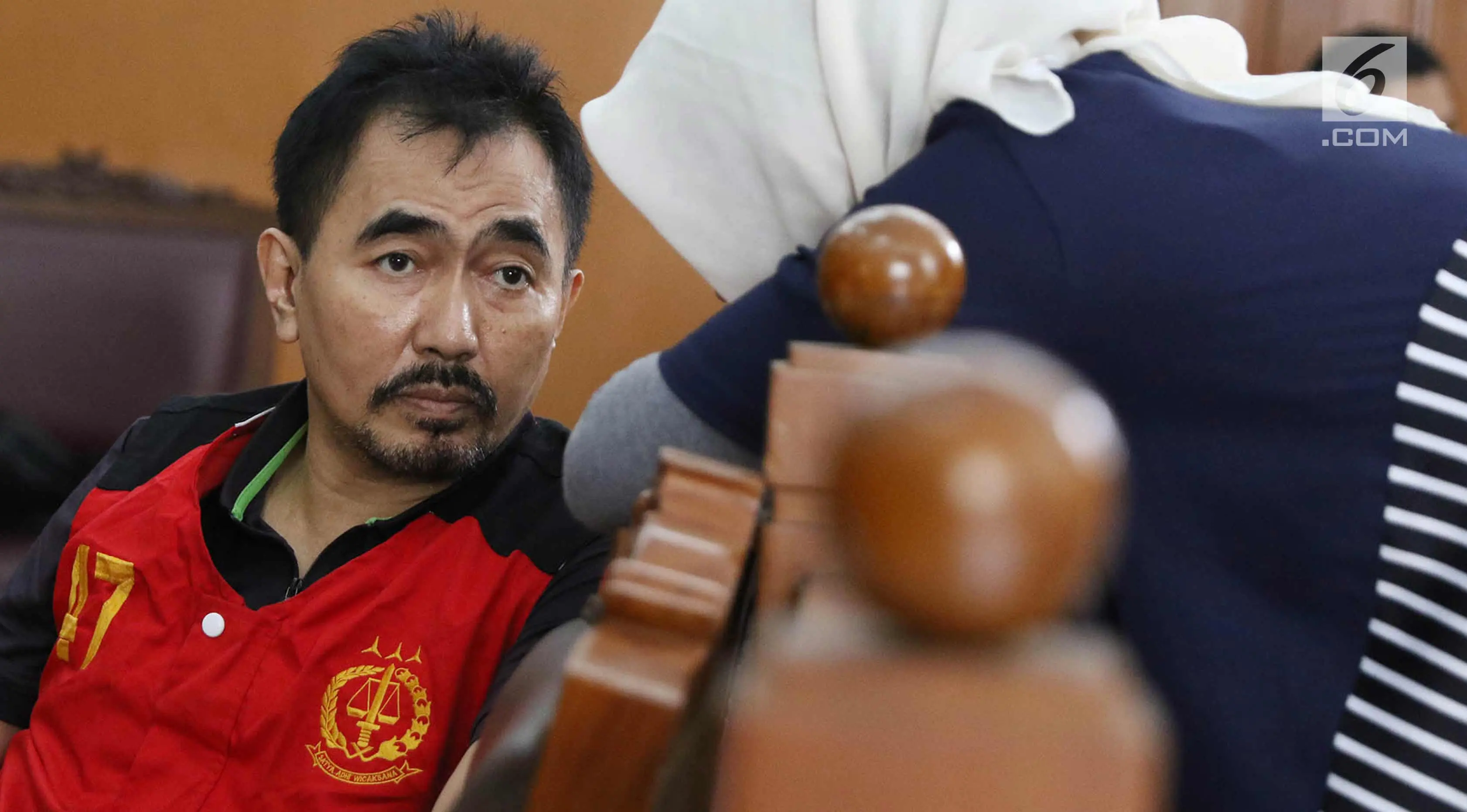 Ekspresi terdakwa Gatot Brajamusti (55) saat menjalani sidang putusan sela di Pengadilan Negeri Jakarta Selatan, Selasa (31/10). Majelis hakim PN Jakarta Selatan menolak semua eksepsi Gatot Brajamusti dan kuasa hukumnya. (Liputan6.com/Immanuel Antonius)