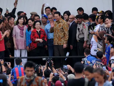 Gubernur DKI Jakarta Basuki Tjahaja Purnama (Ahok) ditemani Megawati dan Veronica Tan saat menghadiri peresmian RTH dan RPTRA Kalijodo di Jakarta, Rabu (22/2). (Liputan6.com/Gempur M Surya)