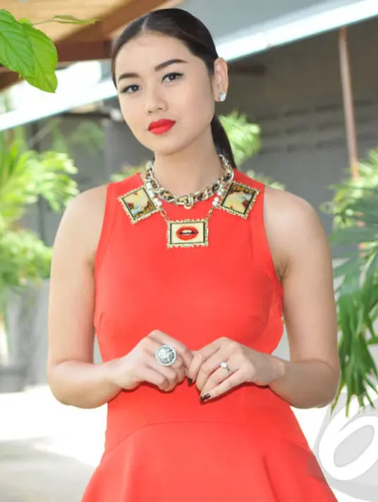 Lipstik merah di bibirnya membuat Selfi 'KDI' semakin menawan, Jakarta. Foto diambil pada Selasa (23/12/2014). (Liputan6.com/Panji Diksana)