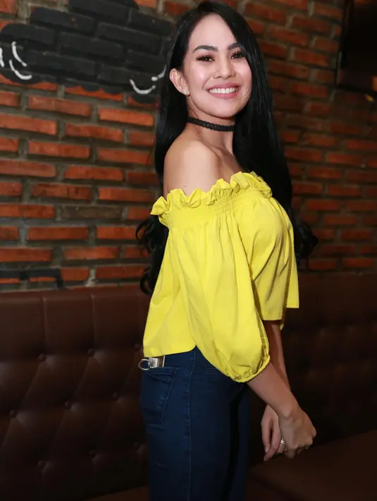 "Pas dikasih kebebasan jadi happy banget maksudnya kaya ketawa terus, happy banget sih," ujar Kartika putri saat ditemui di kawasan Senopati, Jakarta Selatan, Selasa (23/5/2017). (Nurwahyunan/Bintang.com)