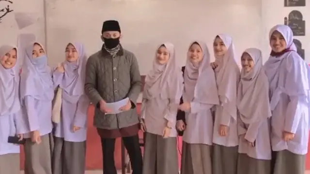 Remaja putri gagal fokus ujian saat lihat ketampanan pengawas.