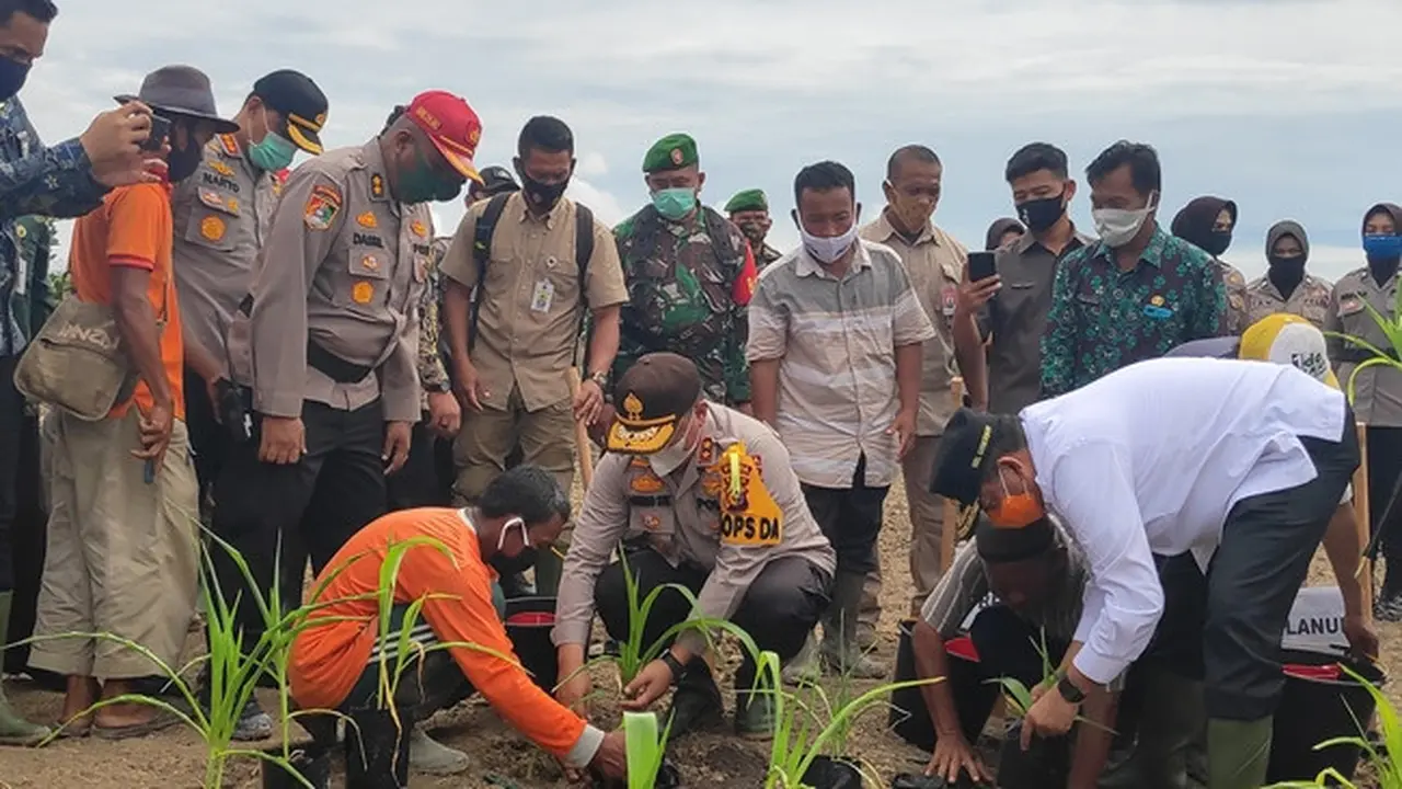 Kapolda Riau Irjen Agung Setya Imam Effendi menanam bibit jagung dalam program Jaga Kampung.