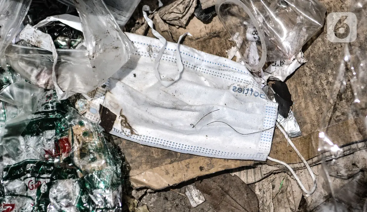 Masker bekas tergeletak di Dipo Sampah Kecamatan Pademangan, Ancol, Jakarta, Rabu (24/2/2021). Berdasarkan data DLH DKI Jakarta periode April hingga Desember 2020, mencatat berat limbah masker dari rumah tangga yang berhasil dikumpulkan mencapai 1.538 kilogram. (merdeka.com/Iqbal S. Nugroho)