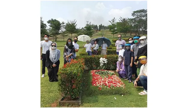 6 Potret BCL Ziarah ke Makam Ashraf Sinclair di Hari Ulang Tahun, Tulis Pesan Haru