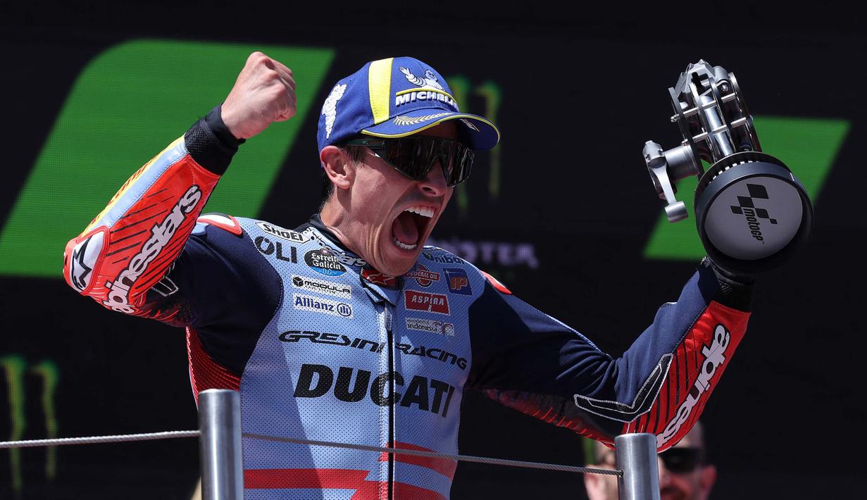 Ekspresi pebalap Gresini Ducati, Marc Marquez saat merayakan posisi ketiga di atas podium setelah balapan MotoGP Grand Prix Catalunya di Circuit de Catalunya pada 26 Mei 2024. (LLUIS GENE/AFP)
