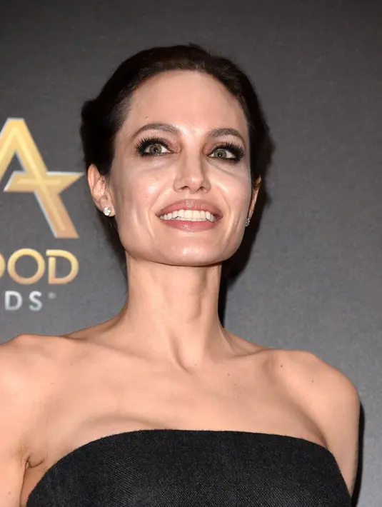 Angelina Jolie tau bahwa sang suami selalu mendukungnya, menurutnya operasi tak akan membuat dirinya berbeda dan tetap seorang wanita yang bahagia. (AFP/Bintang.com)