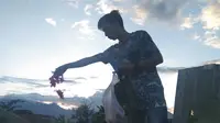 Seorang penyintas tragedi Likuefaksi menaburkan bunga, sebagai sebentuk doa dan harapan pada 2020. (Foto: Liputan6.com/Heri Susanto)