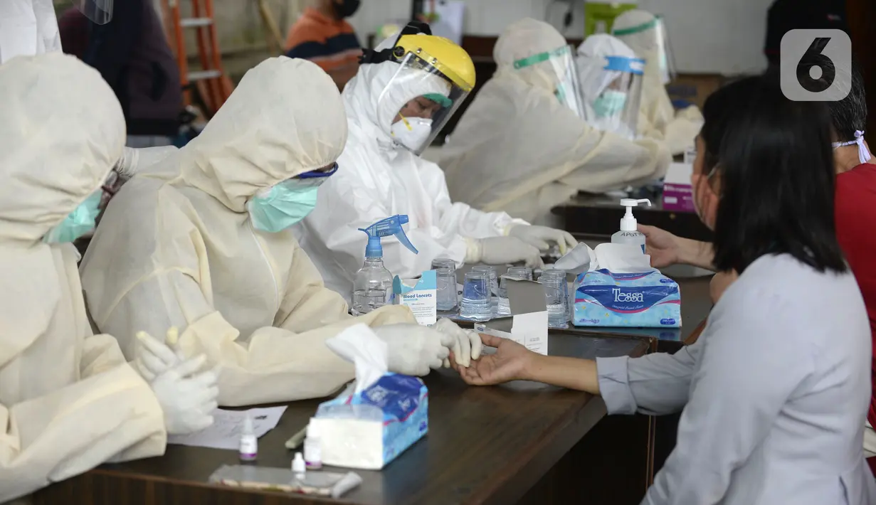 Petugas medis mengambil sampel darah saat screening test virus corona COVID-19 di Pasar Modern BSD, Tangerang Selatan, Banten, Selasa (21/4/2020). Screening test pendeteksi dini tersebut dilakukan di 12 lokasi di Tangerang Selatan untuk menanggulangi COVID-19. (merdeka.com/Dwi Narwoko)
