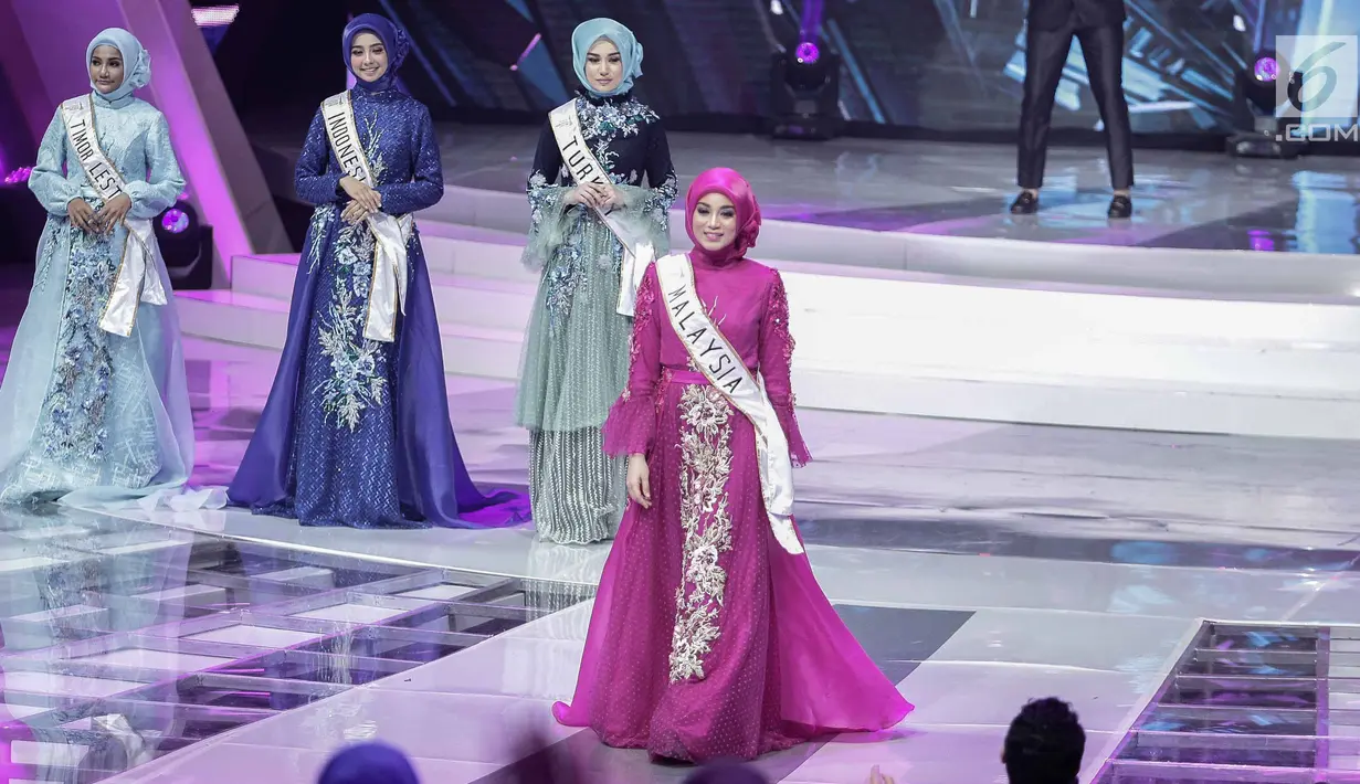 Empat dari 10 finalis yang lolos dalam malam puncak Puteri Muslimah Asia 2018 di Jakarta, Senin (7/5). (Liputan6.com/Faizal Fanani)