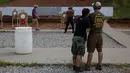 Sejumlah Anggota Pink Pistols bersiap mengikuti kelas pelatihan tembak di PMAA Gun Range, Salt Lake City, Uta, AS, (13/7). Pink Pistols adalah organisasi pro-senjata nasional LGBT di AS. (REUTERS/Jim Urquhart)