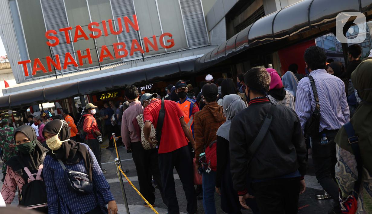 Antrean calon penumpang KRL Commuterline di area pedestrian Stasiun Terpadu Tanah Abang, Jakarta, Kamis (27/8/2020). Guna menekan penyebaran Covid-19, aparat terkait terus menghimbau pentingnya menaati protokol kesehatan. (Liputan6.com/Helmi Fithriansyah)