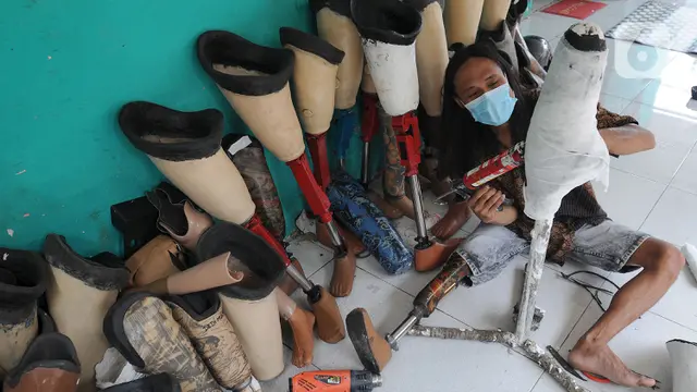 FOTO: Semangat Penyandang Disabilitas Pembuat Kaki Palsu