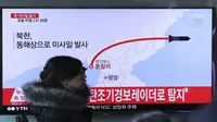 Sebuah tayangan televisi di Korea Selatan menunjukkan ilustrasi penembakan misil Korea Utara pada 6 Maret 2017 (Lee Jin-man/AP)