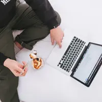 Ilustrasi makan tengah malam. Sumber foto: unsplash.com/The Creative Exchange.