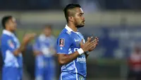 Pemain Persib, Zulham Malik Zamrun, berdoa sebelum bertanding melawan Pusamania Borneo FC dalam laga leg kedua perempatfinal Piala Presiden 2015 di Stadion Si Jalak Harupat, Bandung, Sabtu (26/9/2015). (Bola.com/Arief Bagus)