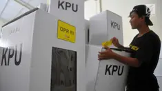 Pekerja menempel stiker khusus kotak suara DPR RI usai perakitan kotak suara di gudang, Jalan Arteri Yos Sudarso Semarang, Selasa (12/2). Sebanyak 22.670 kotak suara dirakit yang dikerjakan oleh 20 pekerja dalam waktu satu bulan. (Liputan6.com/Gholib)