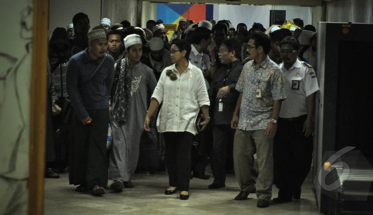 Menlu Retno LP Marsudi saat menerima kedatangan ratusan WNI dari Yaman di Bandara Soekarno Hatta, Tangerang, Banten, Minggu (5/4/2015). Sebanyak 110 dari 262 WNI yang dievakuasi dari Yaman ini merupakan gelombang pertama. (Liputan6.com/Faizal Fanani)
