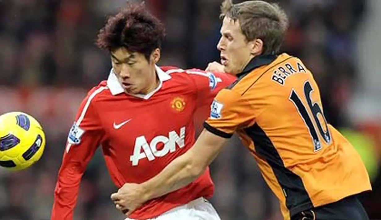 Winger Manchester United Park Ji-Sung (kiri) mendapat pengawalan dari pemain Wolves Christophe Berra pada partai Liga Premier di Old Trafford, 6 November 2010. AFP PHOTO/ANDREW YATES 