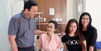 Calon Gubernur DKI 2017, Basuki Tjahaja Purnama alias Ahok mengunjungi Julia Perez yang sedang menjalani perawatan di Rumah Sakit Cipto Mangunkusumo (RSCM). (Instagram/juliaperrezz)