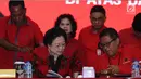 Ketua Umum DPP PDIP, Megawati Sukarnoputri (kiri depan) berbincang dengan Sekjen Hasto Kristiyanto usai memberi arahan jelang menyerahkan surat rekomendasi kepada pasangan Cagub dan Cawagub di Jakarta, Kamis (4/1). (Liputan6.com/Helmi Fithriansyah)