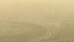 Pemandangan jalan raya yang ditembakkan melalui jendela kaca saat terjadi badai debu di Beijing, Jumat, 10 Maret 2023. Konsentrasi partikel PM2.5 kecil yang dapat mencapai jauh ke dalam paru-paru dan aliran darah memasuki kisaran berbahaya di situs pemantauan kualitas udara, dengan situs web IQAir menunjukkan indeks kualitas udara 1.093, tingkat "berbahaya", berkali-kali lebih tinggi dari apa dianggap tingkat "tidak sehat".(AP Photo/Borg Wong)