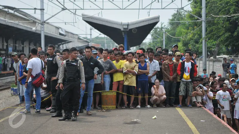 20151206- Tabrakan Kereta dengan Metromini-Jakarta-Gempur M Surya