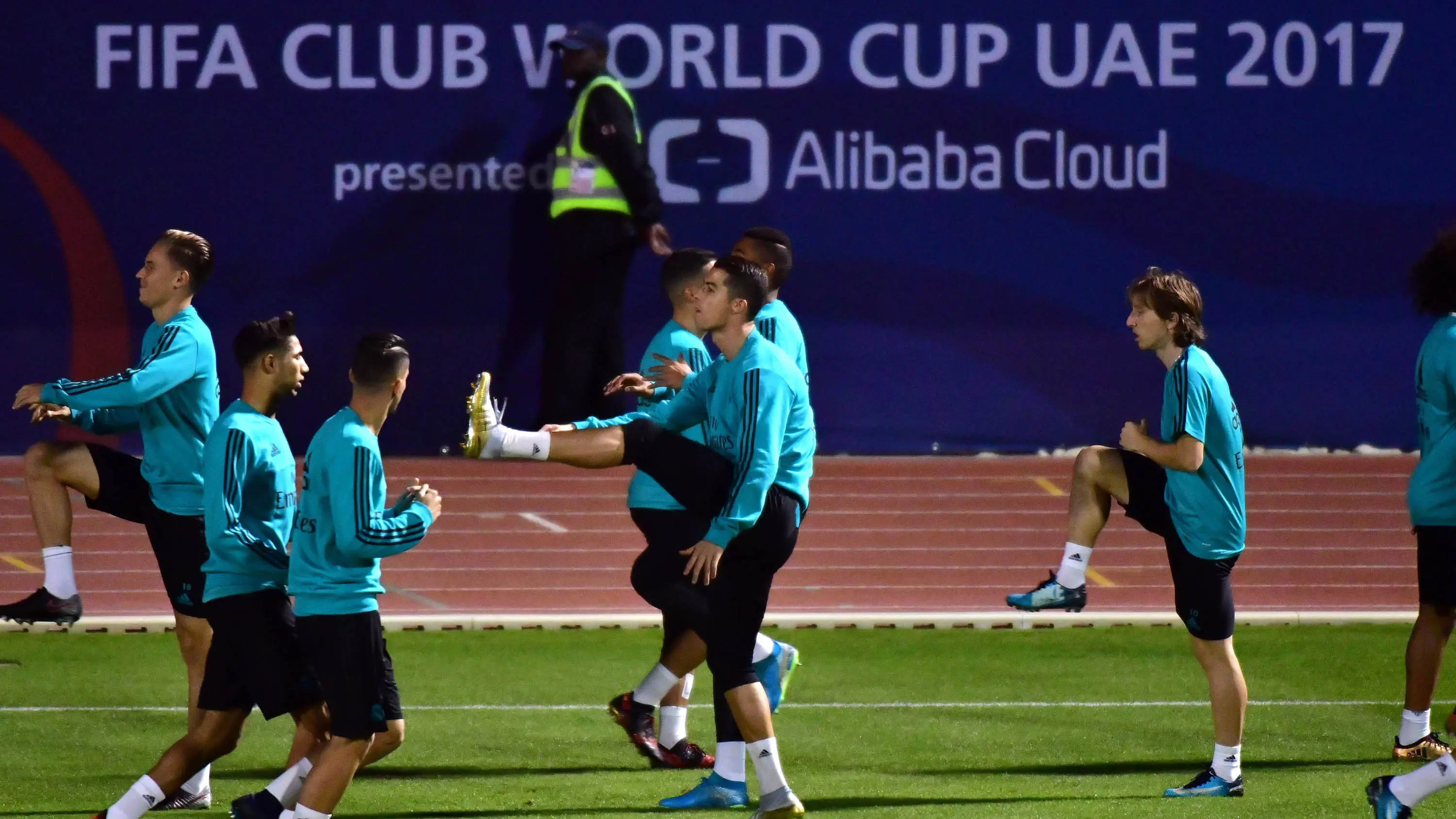 Para pemain Real Madrid berlari santai saat latihan di Stadion NY University Abu Dhabi, UAE, Senin (11/12/2017). Los Blancos bersiap jelang semifinal FIFA Club World Cup. (AFP/Giuseppe Cacace)