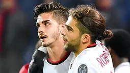 Penyerang AC Milan, Andre Silva (kiri) merayakan golnya bersama Ricardo Rodriguez pada lanjutan Liga Serie A Italia di Stadion Luigi Ferraris di Genoa, (11/3). Gol Silva mengantar Milan menang 1-0 atas Genoa. (Simone Arveda/ANSA via AP)