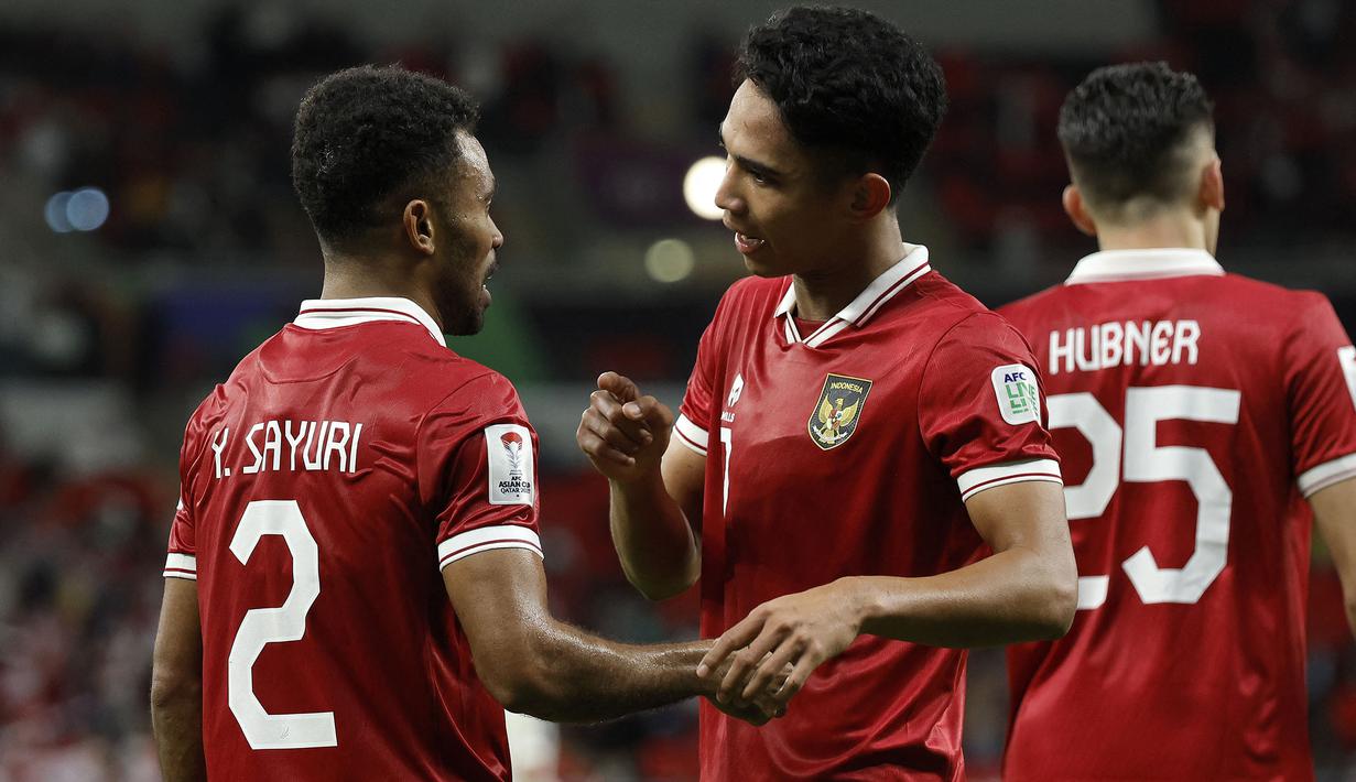 Timnas Indonesia harus mengakui keunggulan Timnas Irak dengan skor 1-3 pada laga pertama Piala Asia 2023 yang berlangsung di Ahmad bin Ali Stadium, Al-Rayyan, Doha, Senin (15/1/2024). Tiga gol Irak dicetak melalui Mohanad Ali pada menit ke-17, Osama Rashid pada masa injury time babak pertama dan Aymen Hussein pada menit ke-75. Satu-satunya gol Timnas Garuda dihasilkan lewat sepakan cantik Marselino Ferdinan yang sempat membuat kedudukan imbang 1-1 pada menit ke-37 setelah berhasil meneruskan umpan Yakob Sayuri. (AFP/Karim Jaafar)