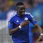 Penyerang Chelsea, Bertrand Traore, merayakan gol yang dicetaknya ke gawang Stoke. The Blues sempat unggul 1-0 terlebih dahulu pada menit ke-39. (Reuters/Tony O'Brien)