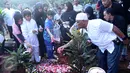 Putra komedian Komeng, Bagus dan Ganteng menabur bunga di makam saudara kembarnya, Cantika Alhayu Aldi, di Pemakaman Keluarga Citeureup, Bogor, Minggu (28/8). Caca, sapaan Cantika, meninggal di usia 10 tahun lantaran sakit. (Liputan6.com/Herman Zakharia)