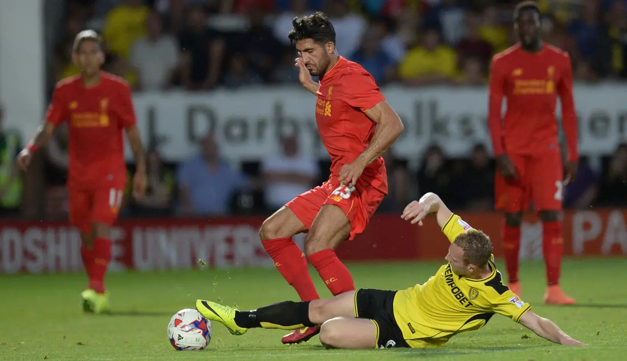 Pemain Burton Albion, Stuart Beavon mencoba merebut bola dari pemain Liverpool, Emre Can pada putaran kedua piala Liga Inggris di Pirelli Stadium, Burton-on-Trent, (24/8/2016) dini hari WIB.  (AFP/Oli Scarf)