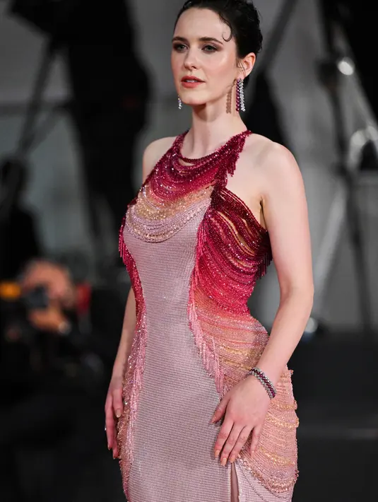 Rachel Brosnahan berpose untuk fotografer setibanya di pemutaran perdana film 'Dead For A Dollar' selama Venice Film Festival 2022 ke-79 di Venesia, Italia (6/9/2022). Film ini bintangi oleh Rachel, Benjamin dan Hamish Linklater dalam peran tanpa judul, dengan Willem sebagai Joe Cribbens dan Christoph sebagai Max Borlund. (AFP/Tiziana Fabi)