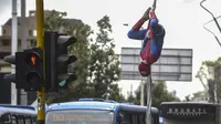 Pamer Akrobat Bak Spiderman, Pria Ini Raup Rp 135 ribu per Jam (foto: AFP)